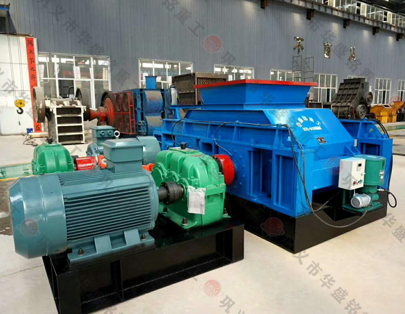 時(shí)產(chǎn)300噸石灰?guī)r對(duì)輥制砂機(jī)多少錢(qián)一臺(tái)？