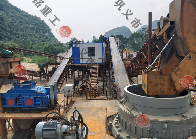 1510型液壓對輥制砂機裝車發往湖南